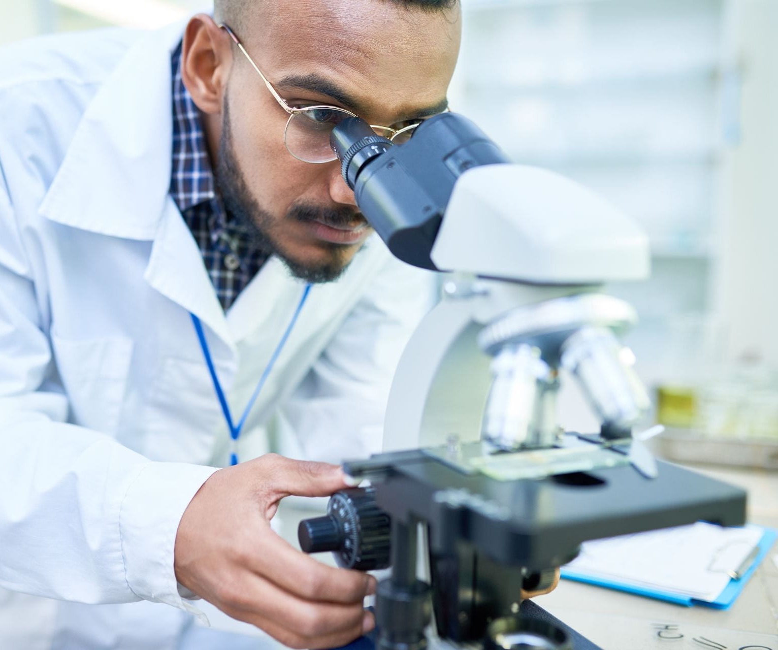 باحث يستخدم المجهر الضوئي